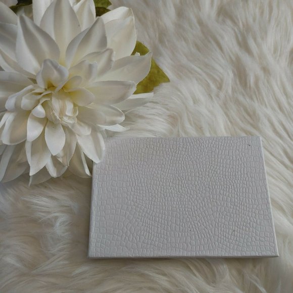 Beautiful White Floral Press On Nails with Matching Earrings Unique 20 set - Picture 6 of 6